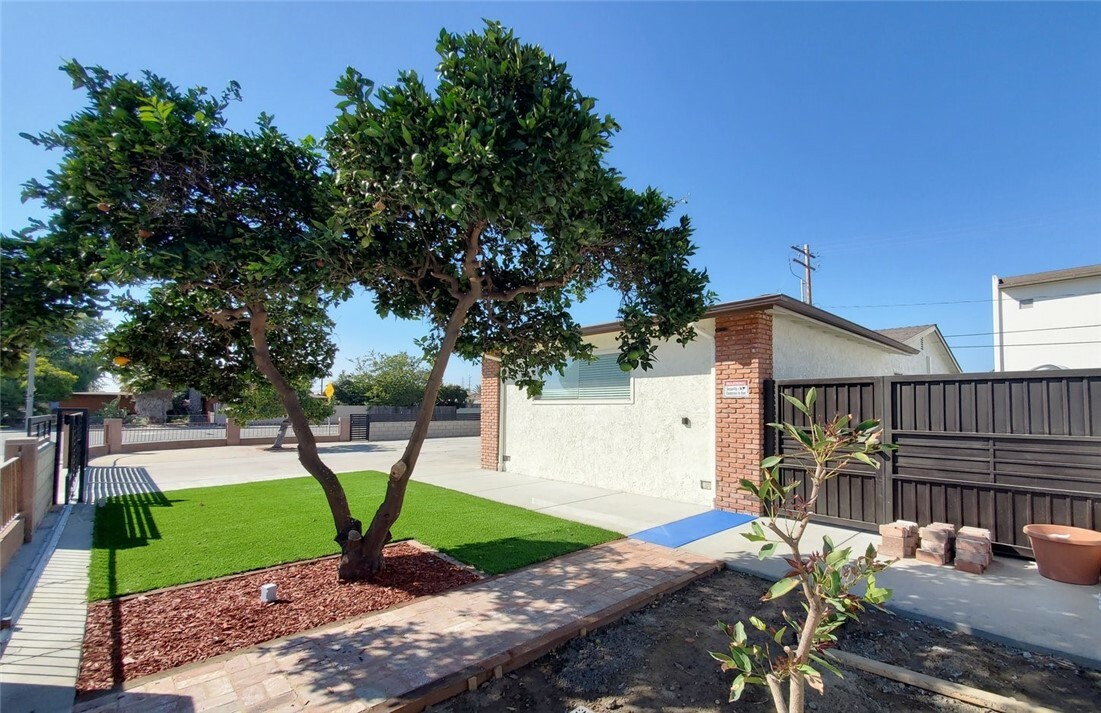 Property Photo:  2579 W Rome Avenue  CA 92804 