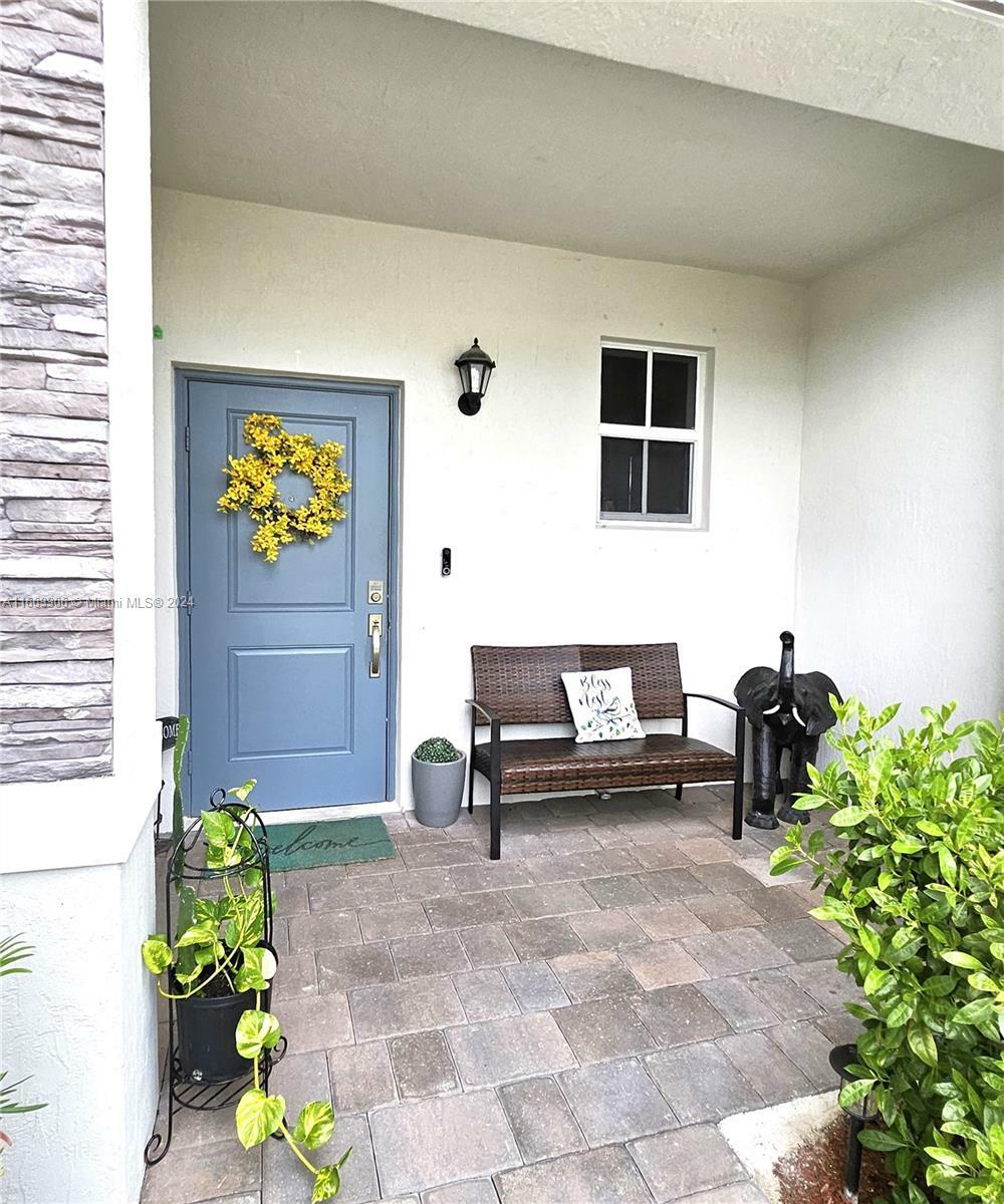 Property Photo:  821 SE 17th Ct  FL 33034 