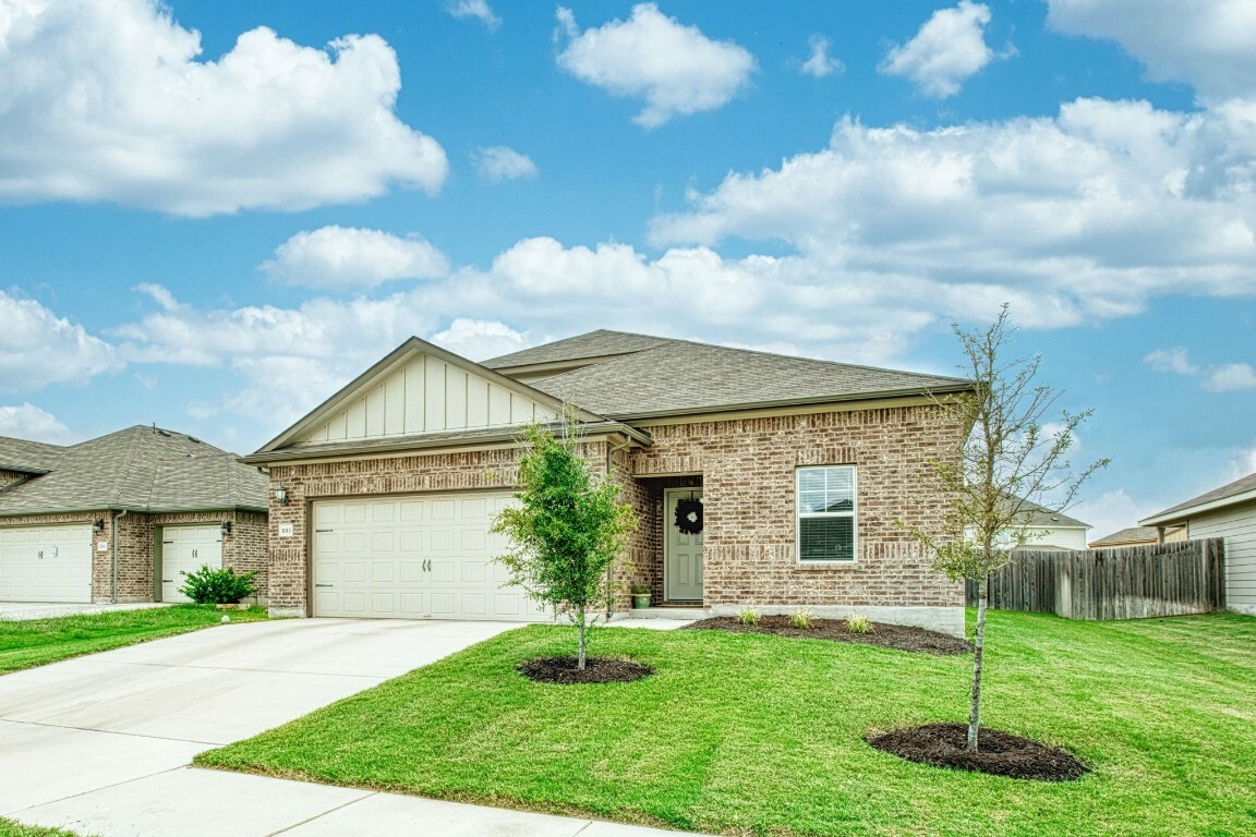 Property Photo: 1013 Bluejack Way TX 78634