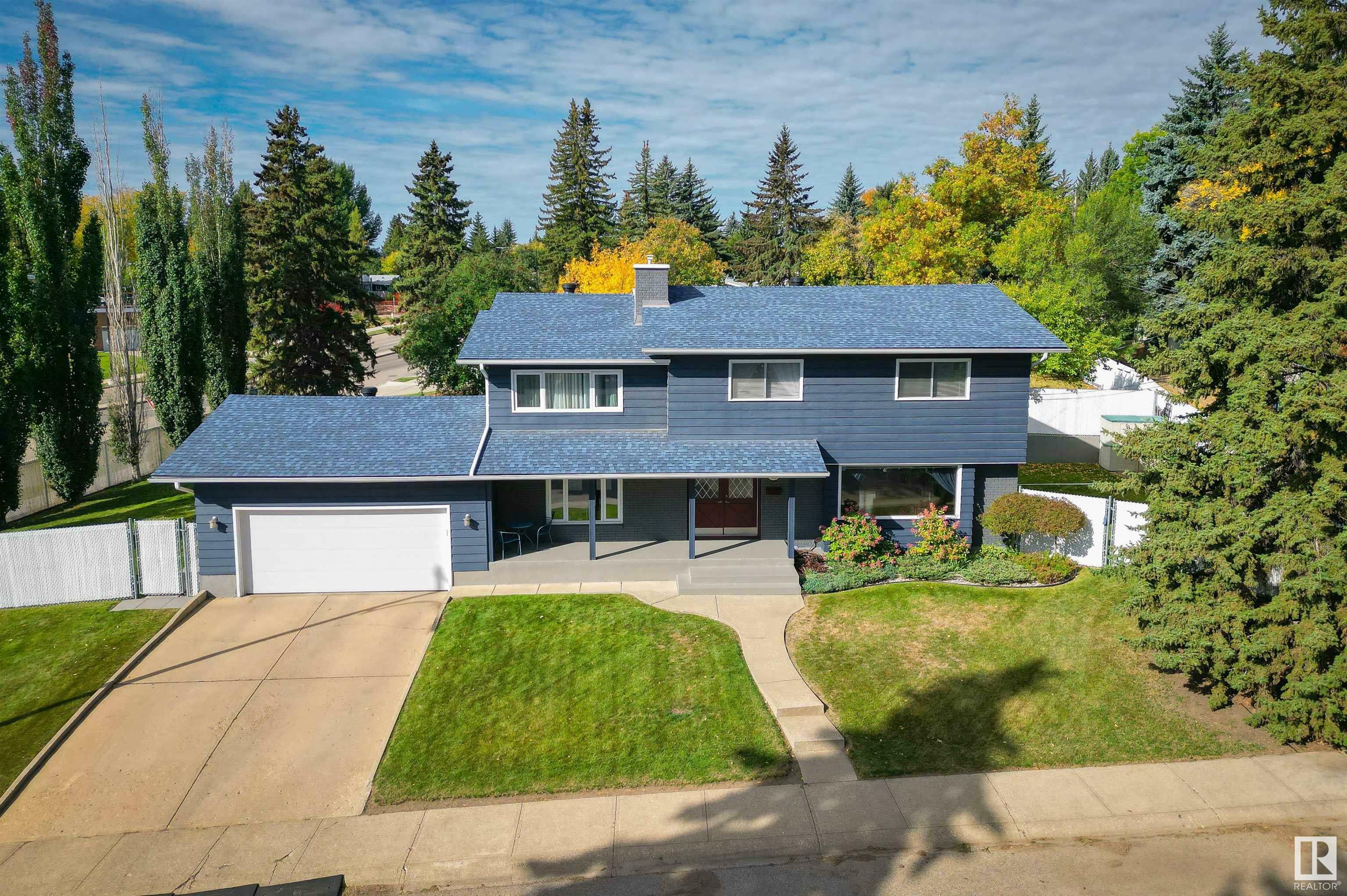 Property Photo:  98 Valleyview Crescent NW  AB T5R 5T3 