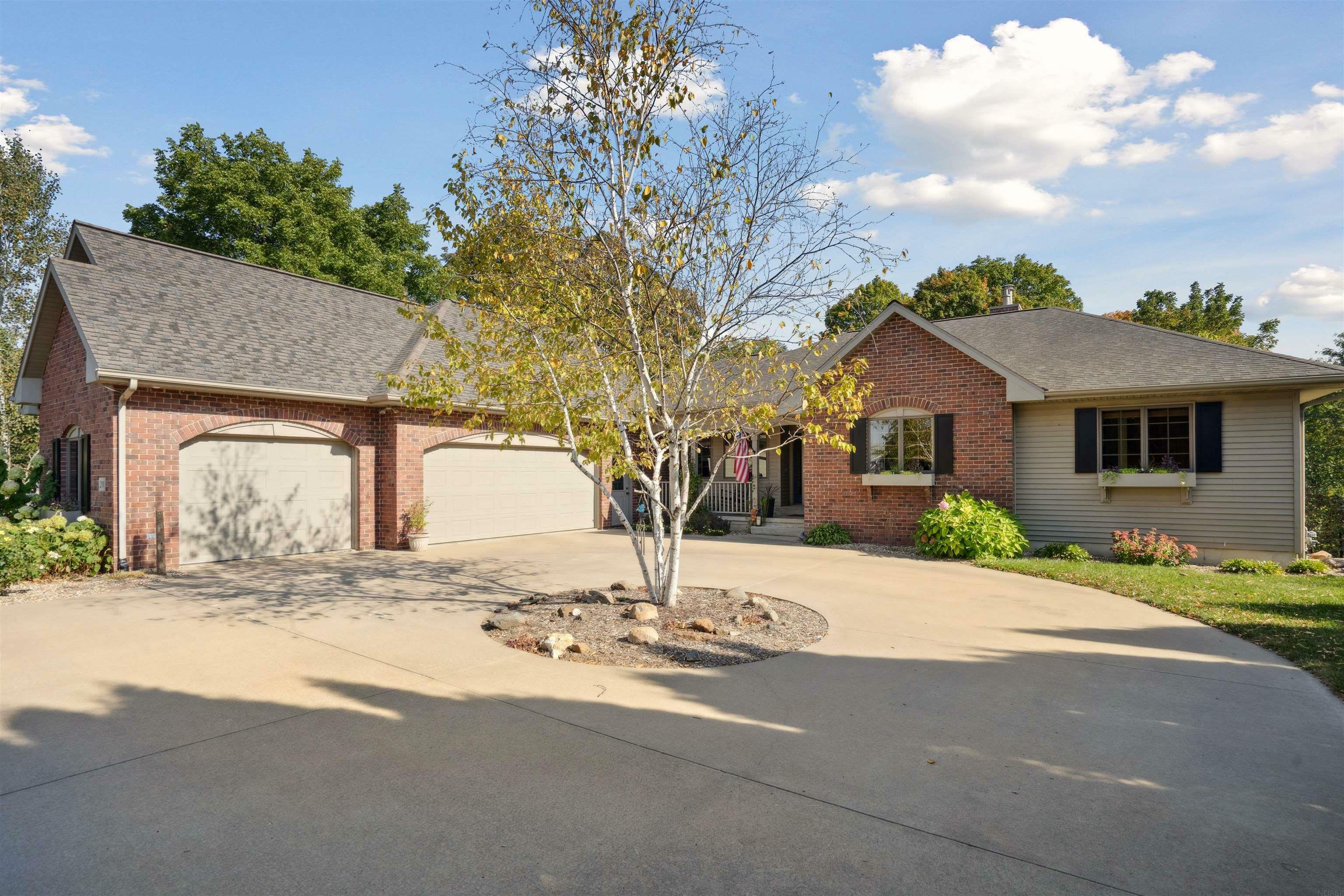 Property Photo:  208 Carson Circle  IA 50677 