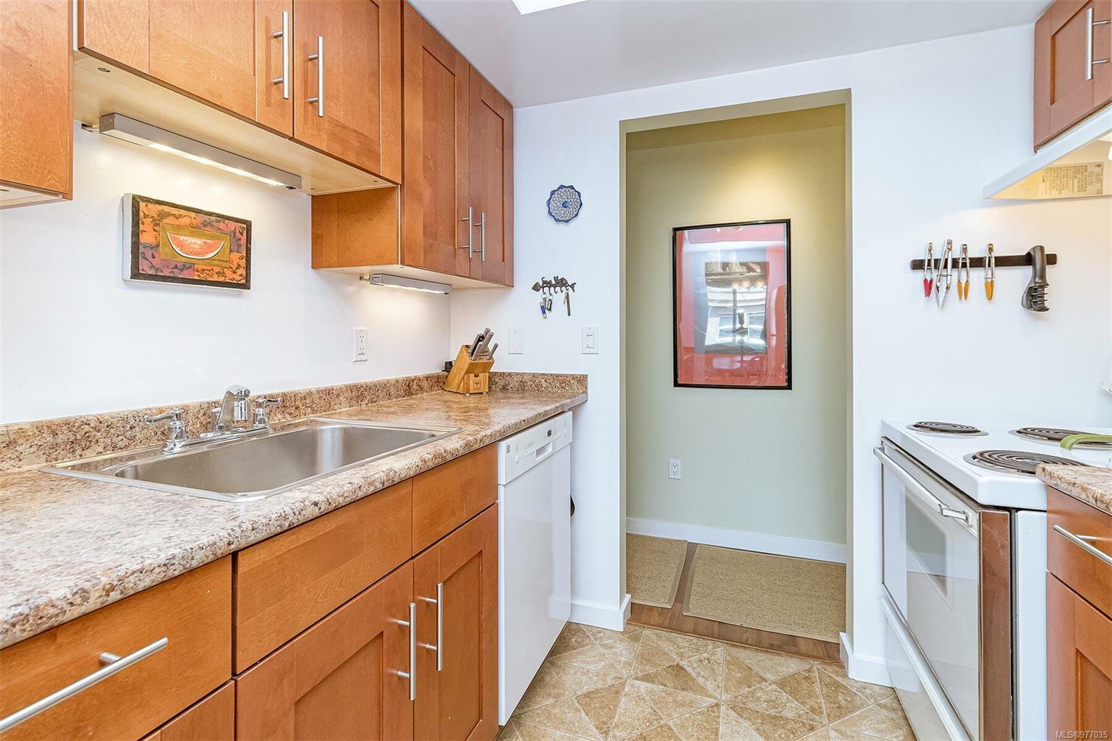 Property Photo:  1012 Collinson St 408  BC V8V 3C1 