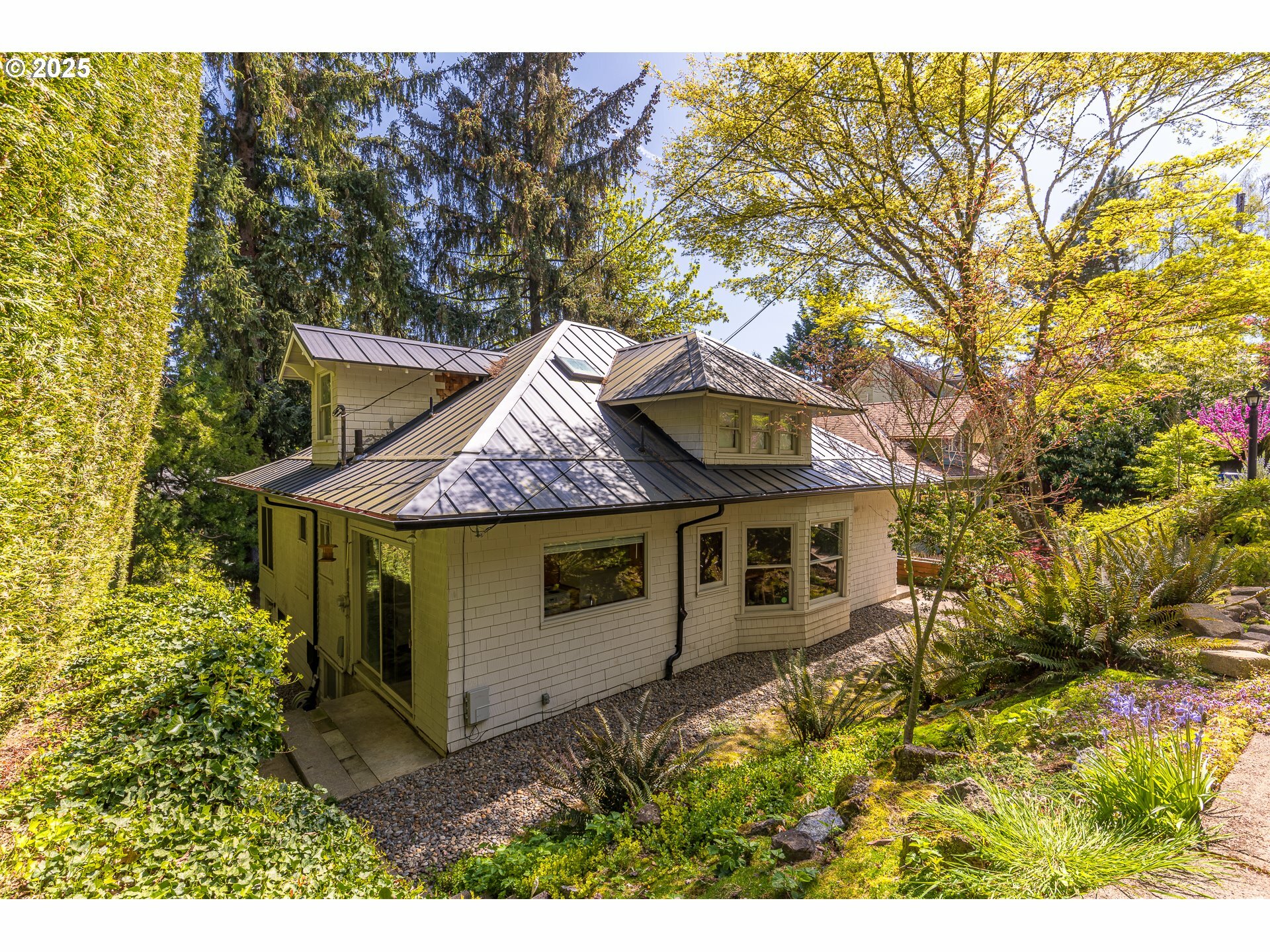 Property Photo: 2626 SW Ravensview Dr OR 97201