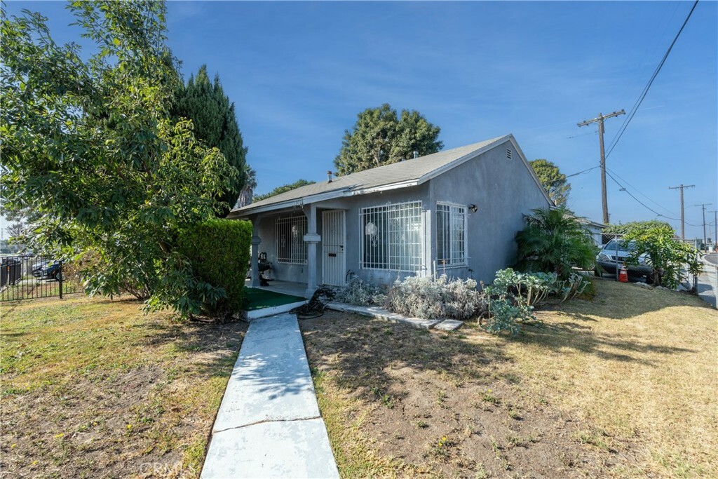 Property Photo:  901 S Aprilia Avenue  CA 90220 