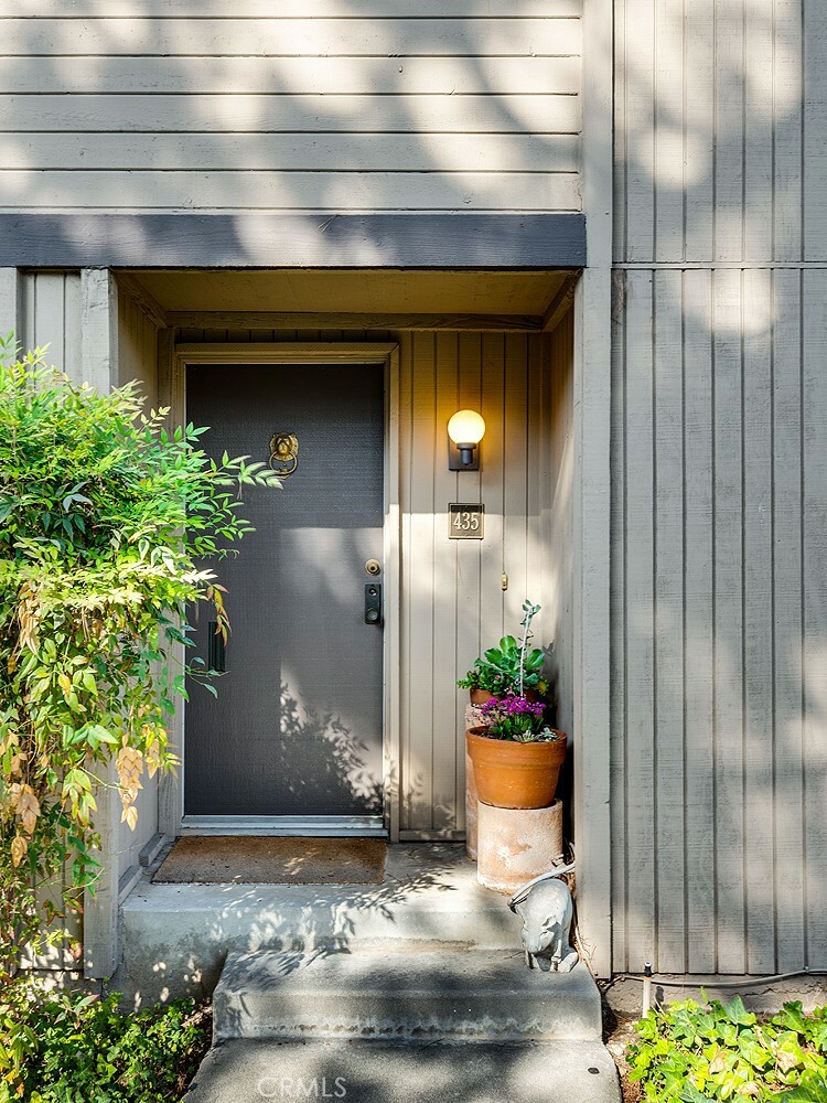 Property Photo:  435 W Walnut Street 77  CA 91103 