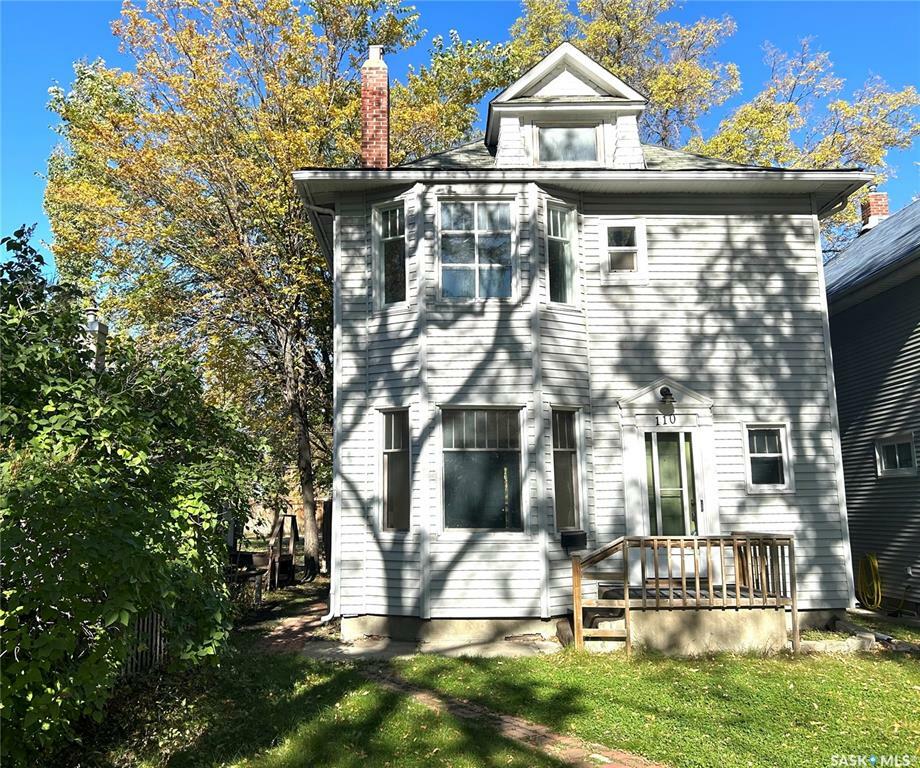 Property Photo:  110 31st Street W  SK S7L 0P5 