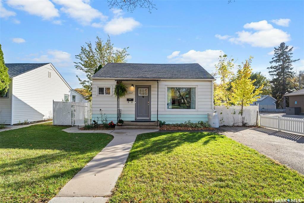 Property Photo:  1207 11th Street W  SK S7M 1G9 