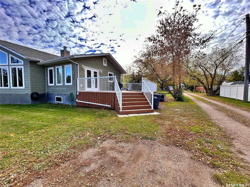 Property Photo:  1409 Broadway Avenue  SK S0G 3N0 