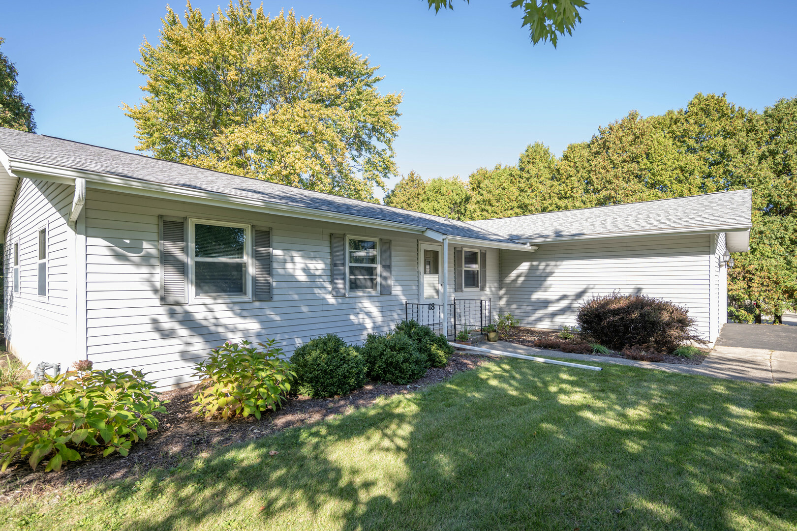 Property Photo:  18 Royce Road  IL 60543 