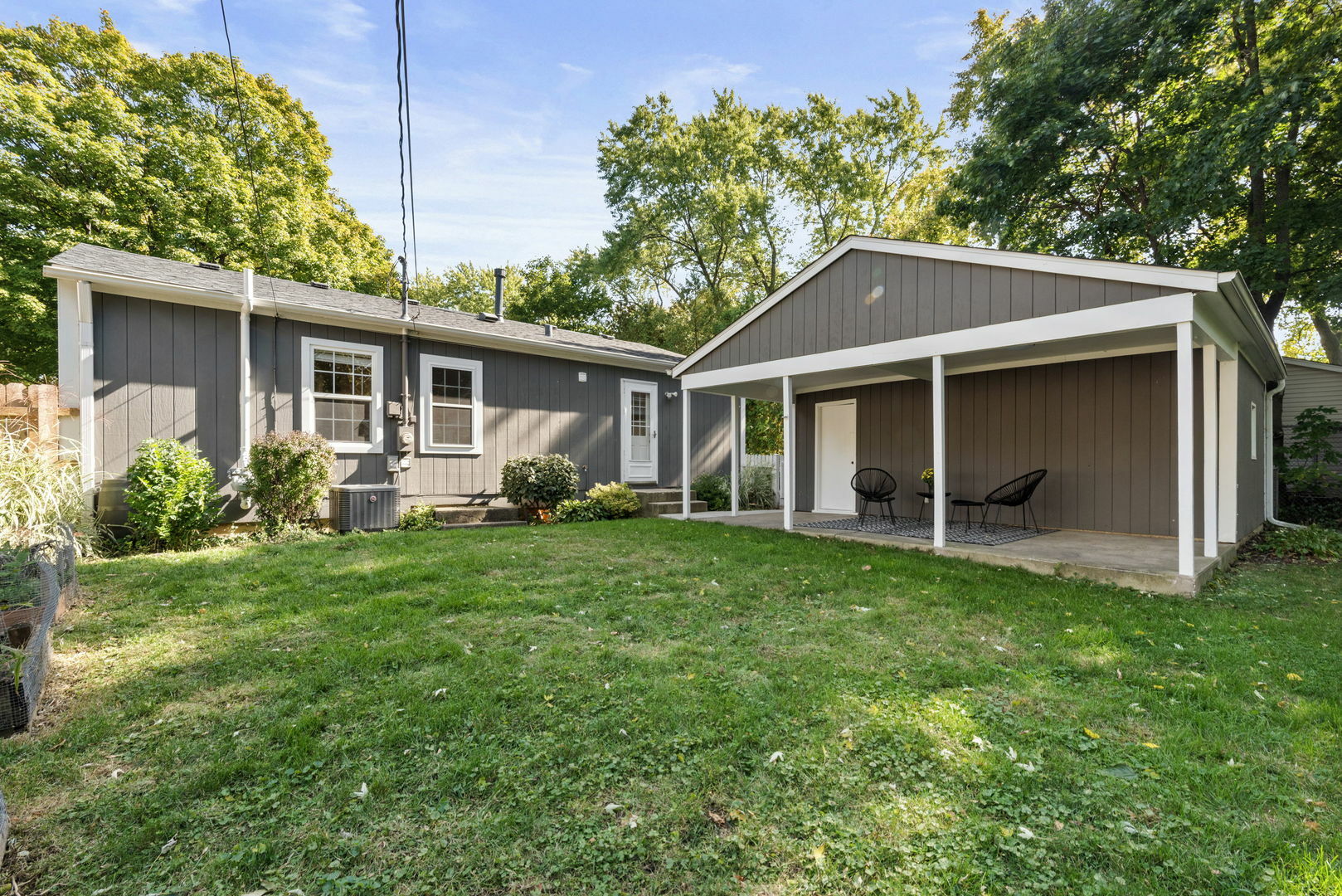 Property Photo:  847 Valley Lane  IL 60134 