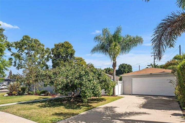 Property Photo:  5896 E Pageantry Street  CA 90808