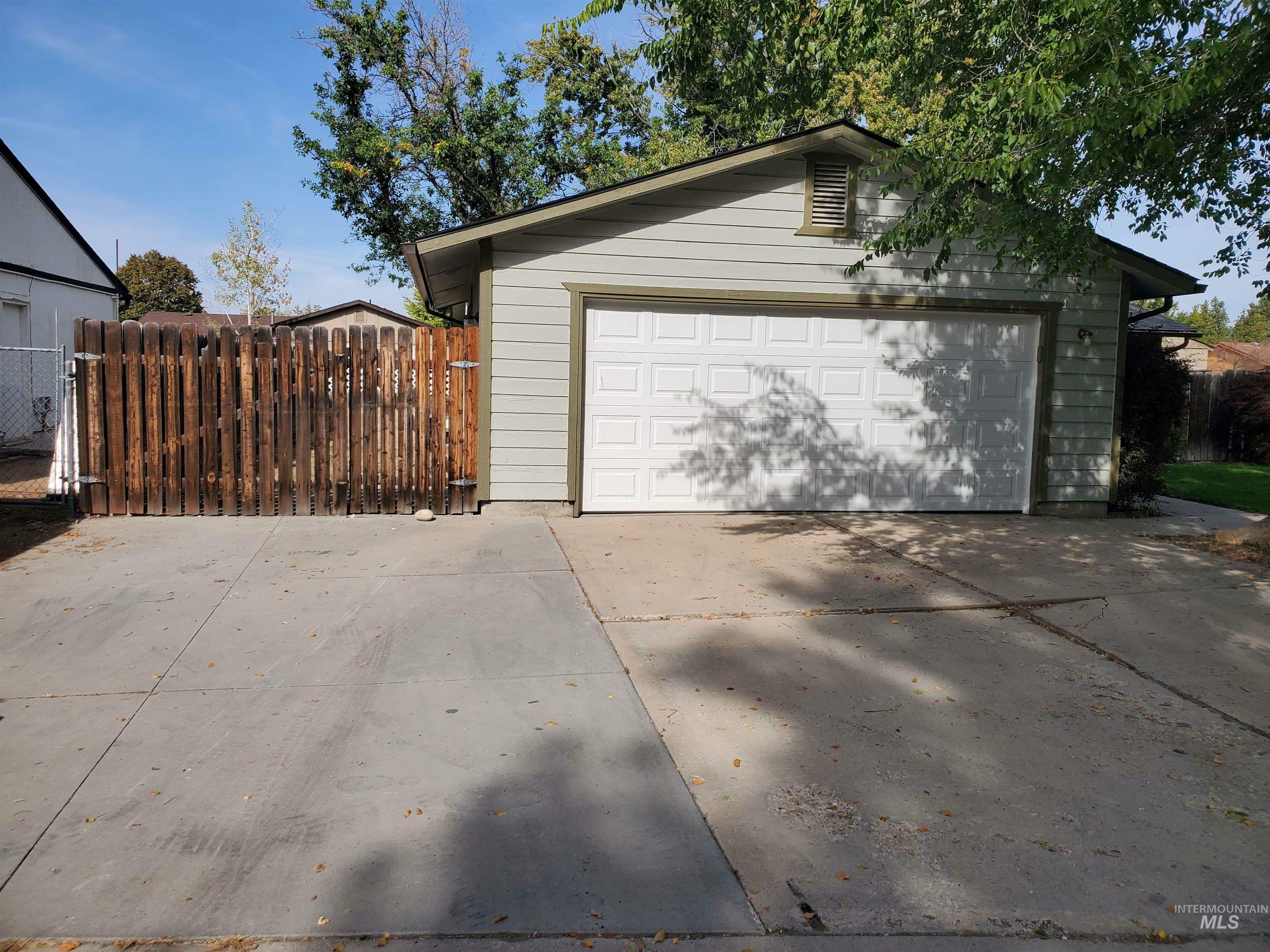 Property Photo:  1052 W Delmar Dr  ID 83646-1492 