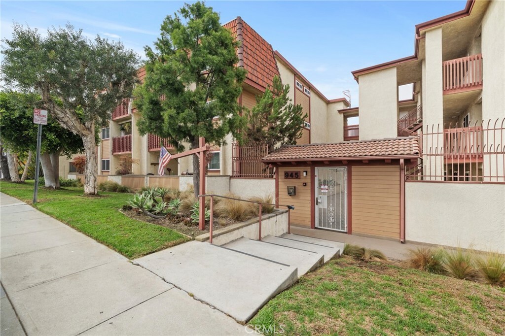 Property Photo:  945 Pepper Street 114  CA 90245 