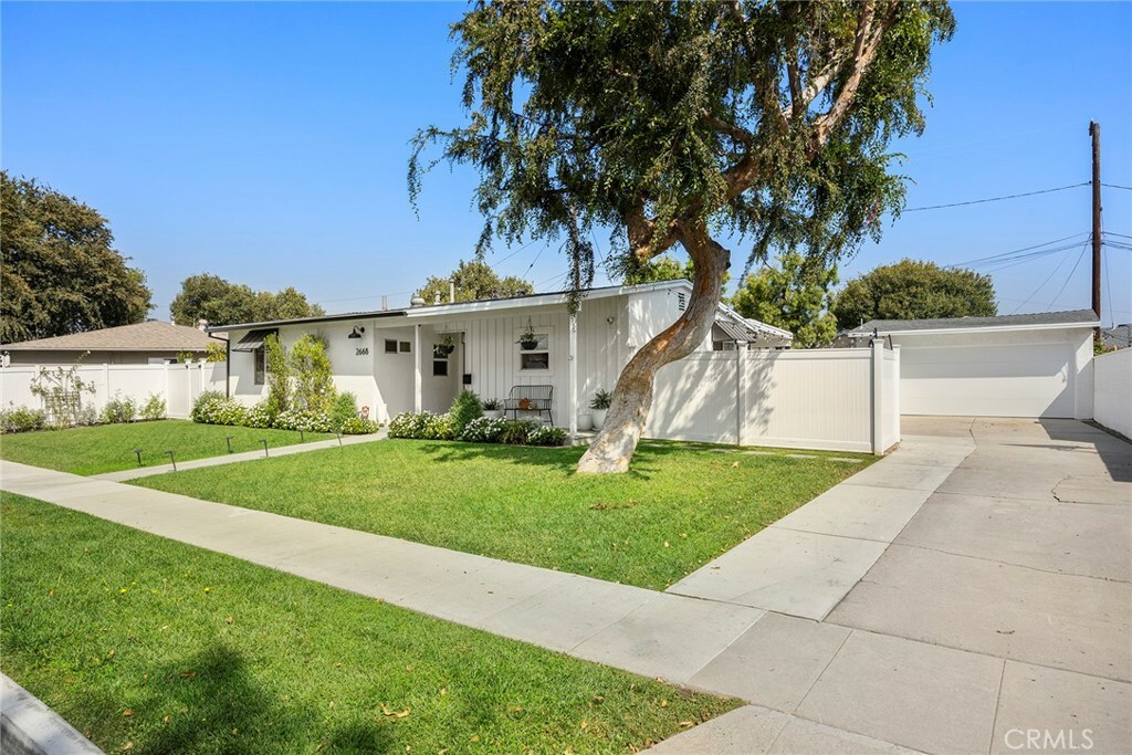 Property Photo:  2668 Vuelta Grande Avenue  CA 90815 