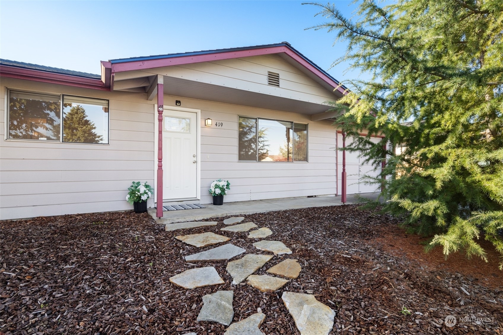 Property Photo:  419 W Hemlock Street  WA 98382 