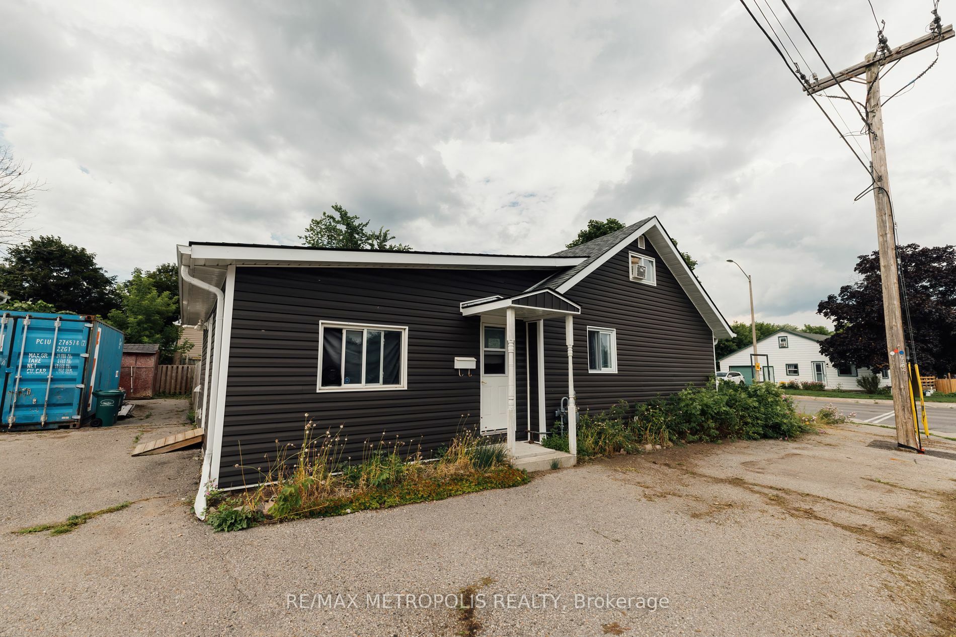 Property Photo:  254 Sidney St  ON K8V 2T6 