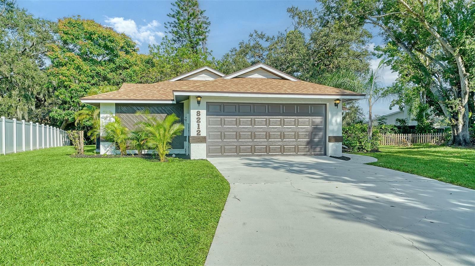 8212 Country Oaks Court  Sarasota FL 34243 photo