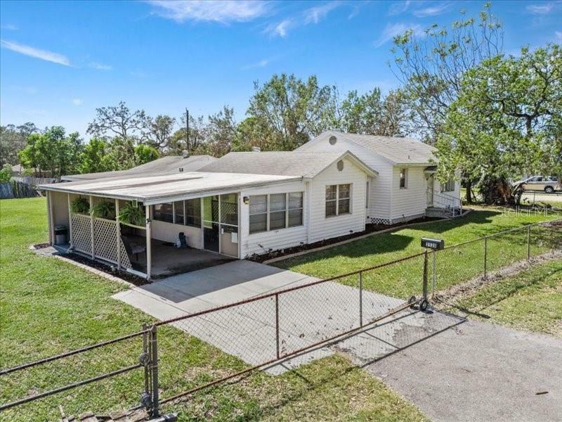 Property Photo:  2528 33rd Avenue Drive E  FL 34208 