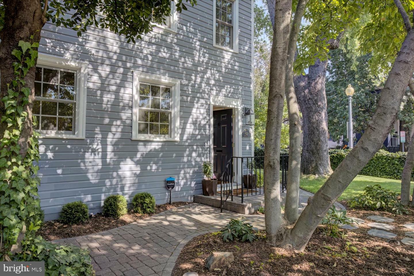 Property Photo:  822 G Street SE  DC 20003 