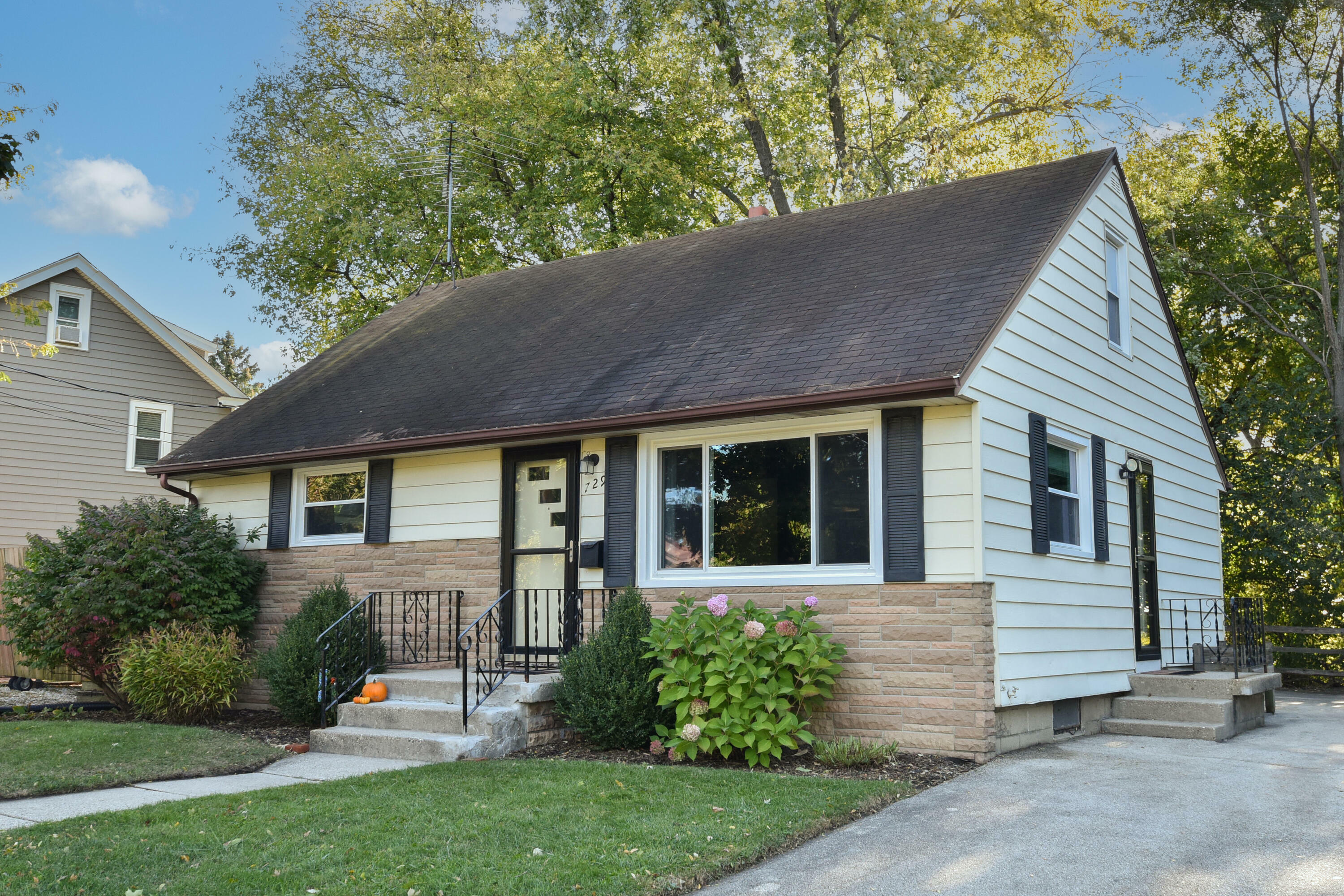 Property Photo:  729 Buena Vista Ave  WI 53188 