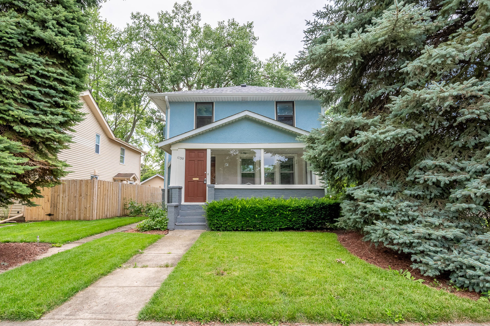 Property Photo:  1130 N Poplar Street  IL 60085 