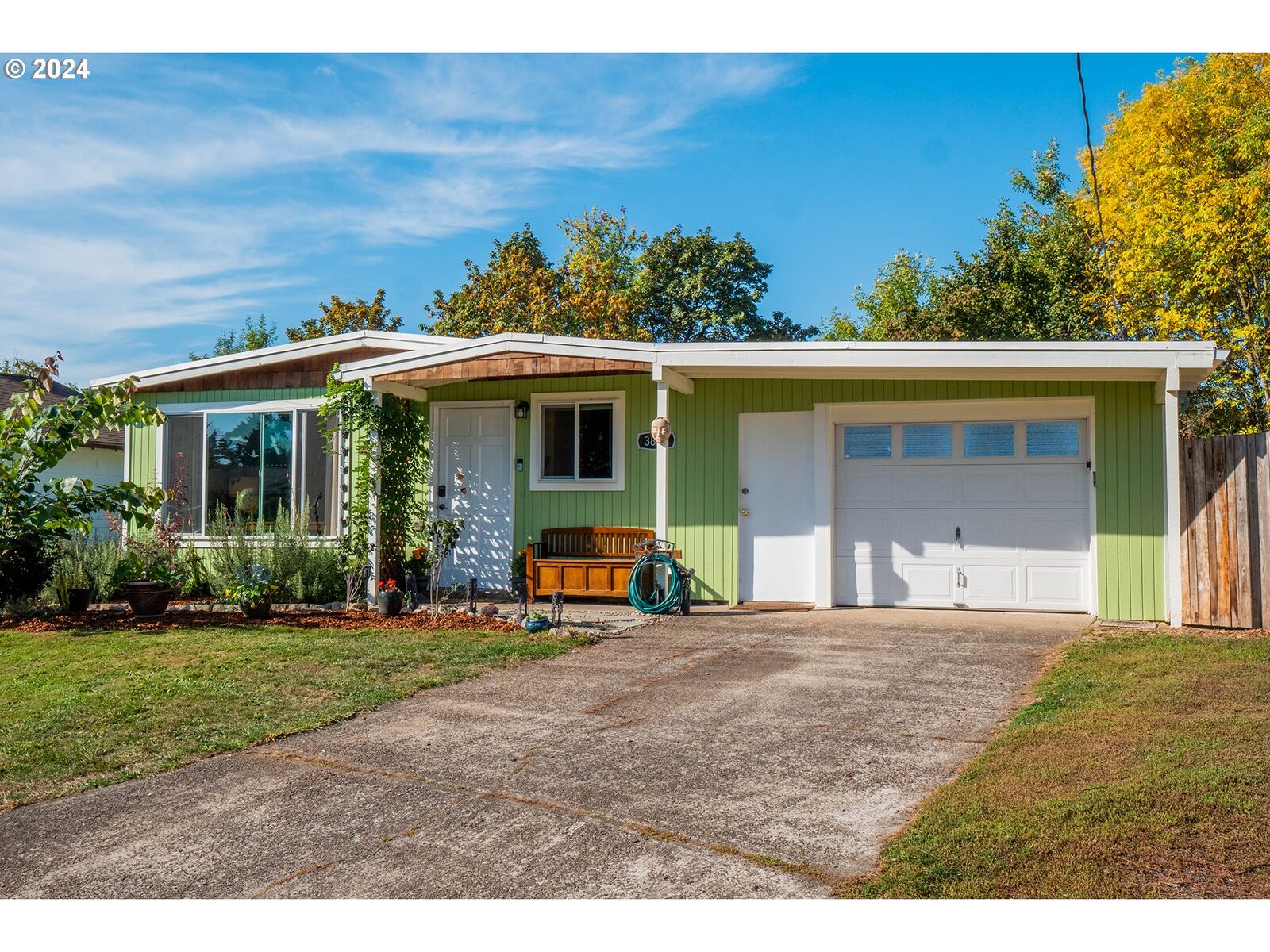 Property Photo: 3880 Greenwood St OR 97404