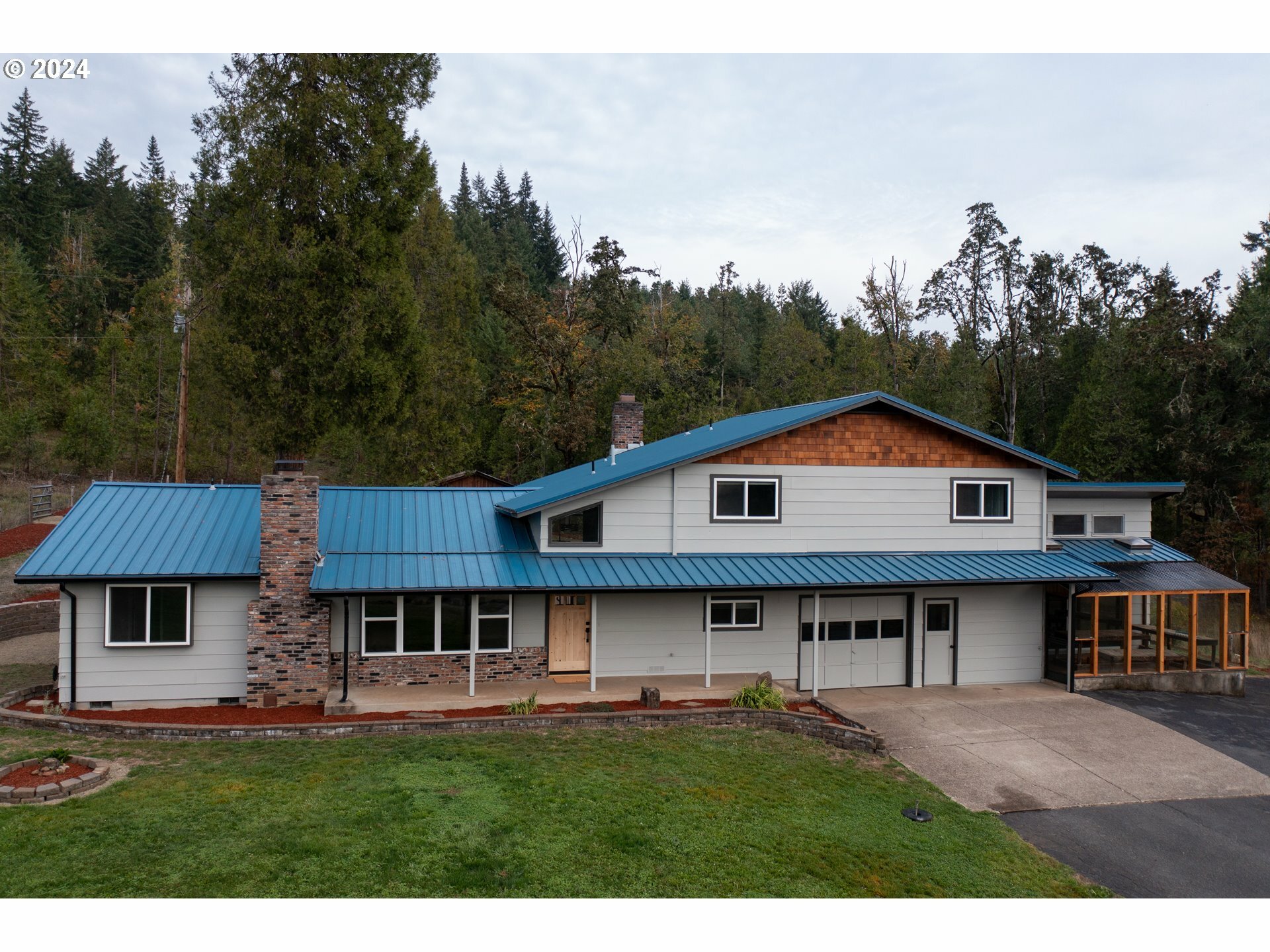 Property Photo: 37075 Camp Creek Rd OR 97478