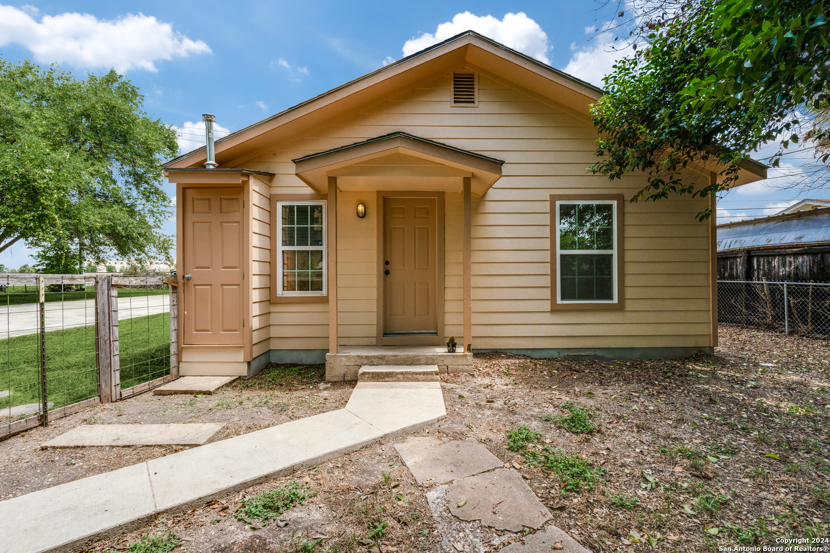 Property Photo:  1015 W New Braunfels St  TX 78155 