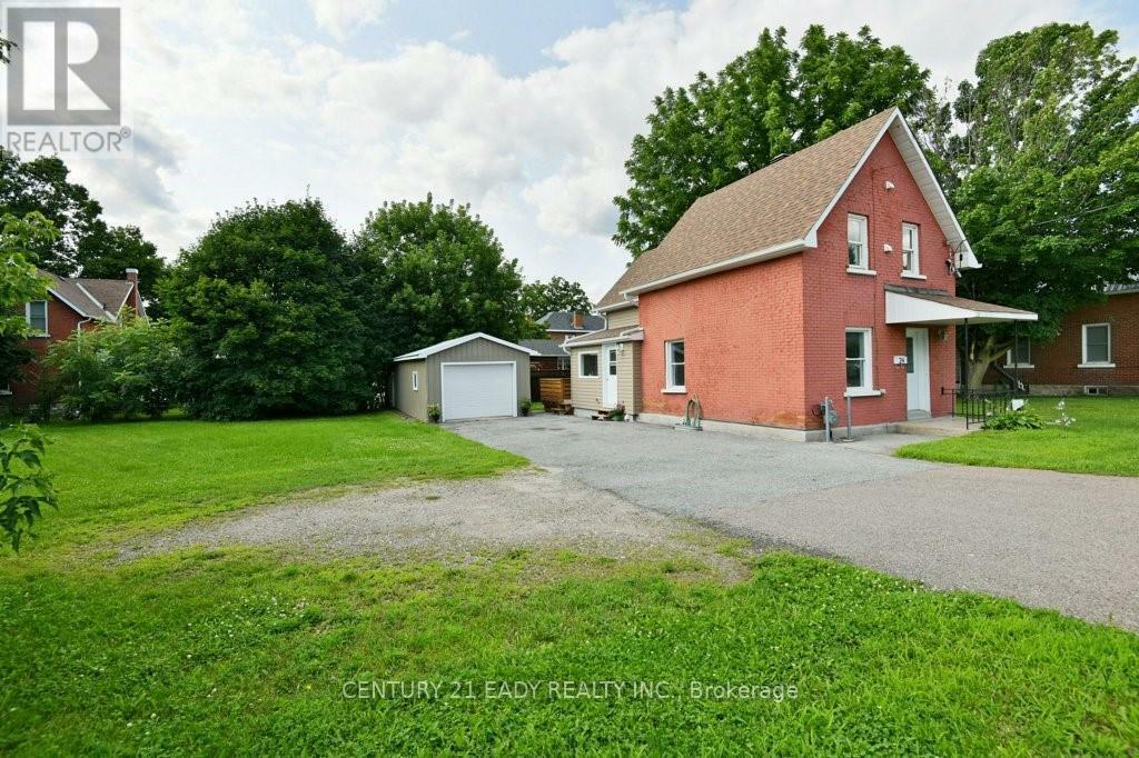 Property Photo:  24 Munroe Avenue East  ON K7V 3J8 