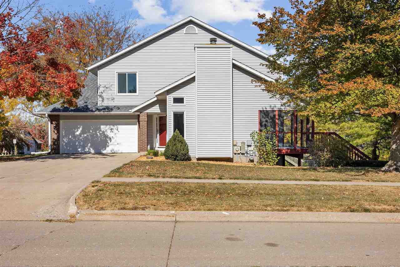 Property Photo:  943 West Side  IA 52246 