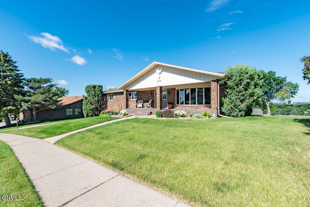 Property Photo:  1304 Crestview Lane  ND 58501 