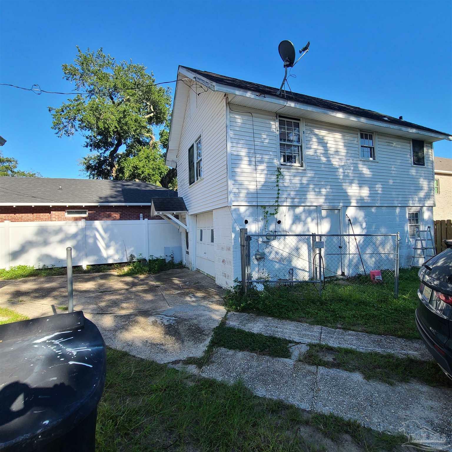 Property Photo:  919 E Moreno  FL 32503 