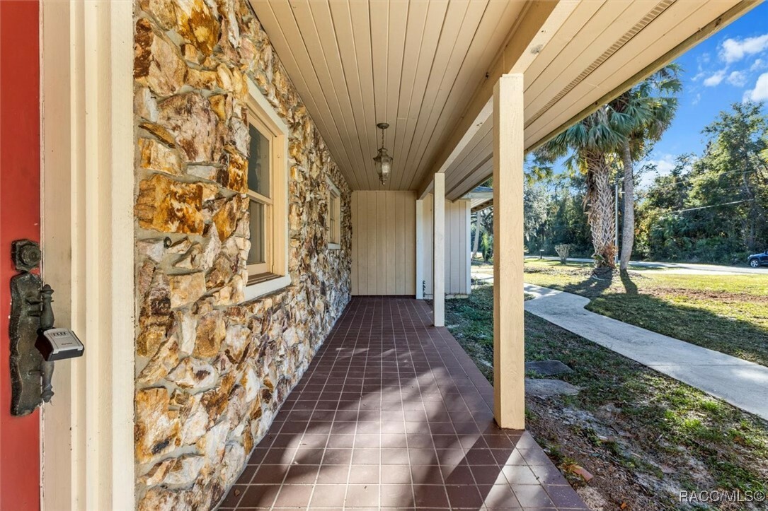 Property Photo:  809 N Golf Course Drive  FL 34429 