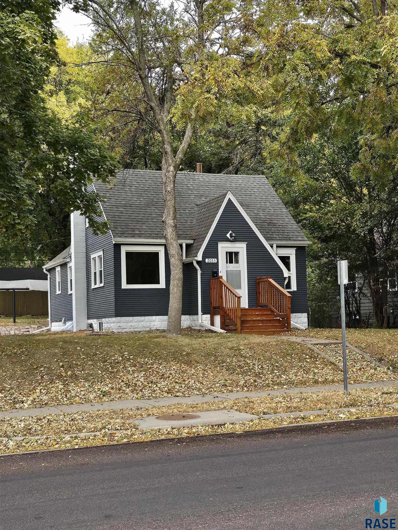 Property Photo:  2033 S Grange Ave  SD 57105 