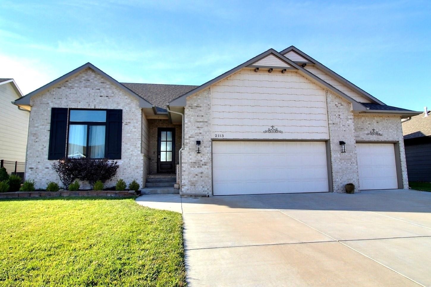 Property Photo: 2113 S Michelle St KS 67207