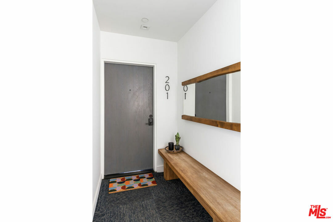 Property Photo:  2432  Penmar Ave 201  CA 90291 