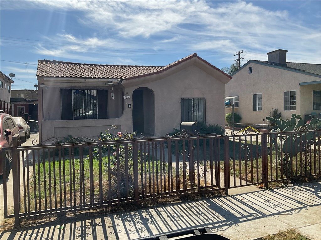 Property Photo:  162 E Louise Street  CA 90805 