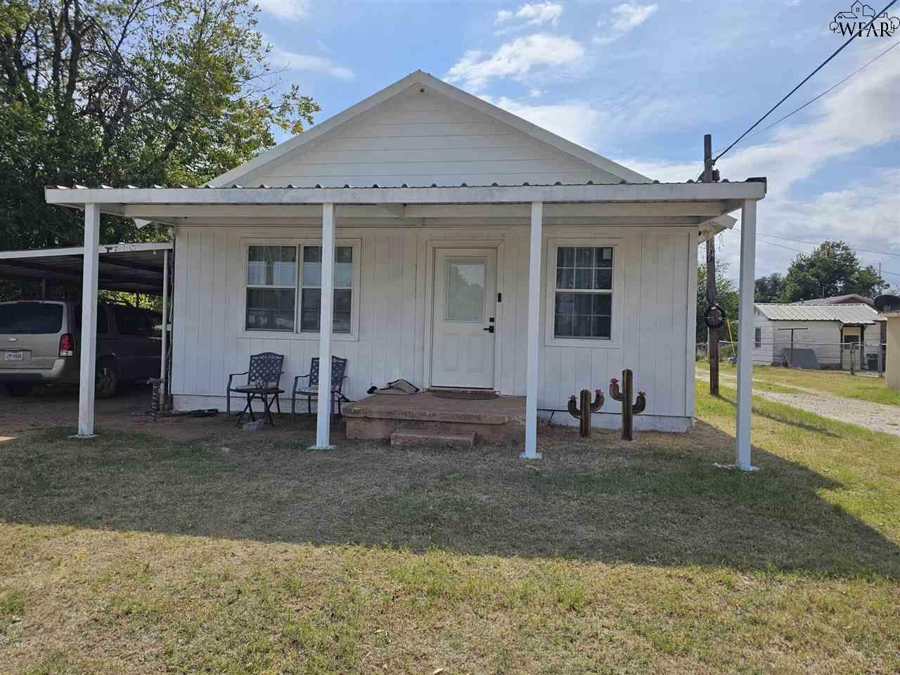 340 W D Street  Munday TX 76371-000 photo