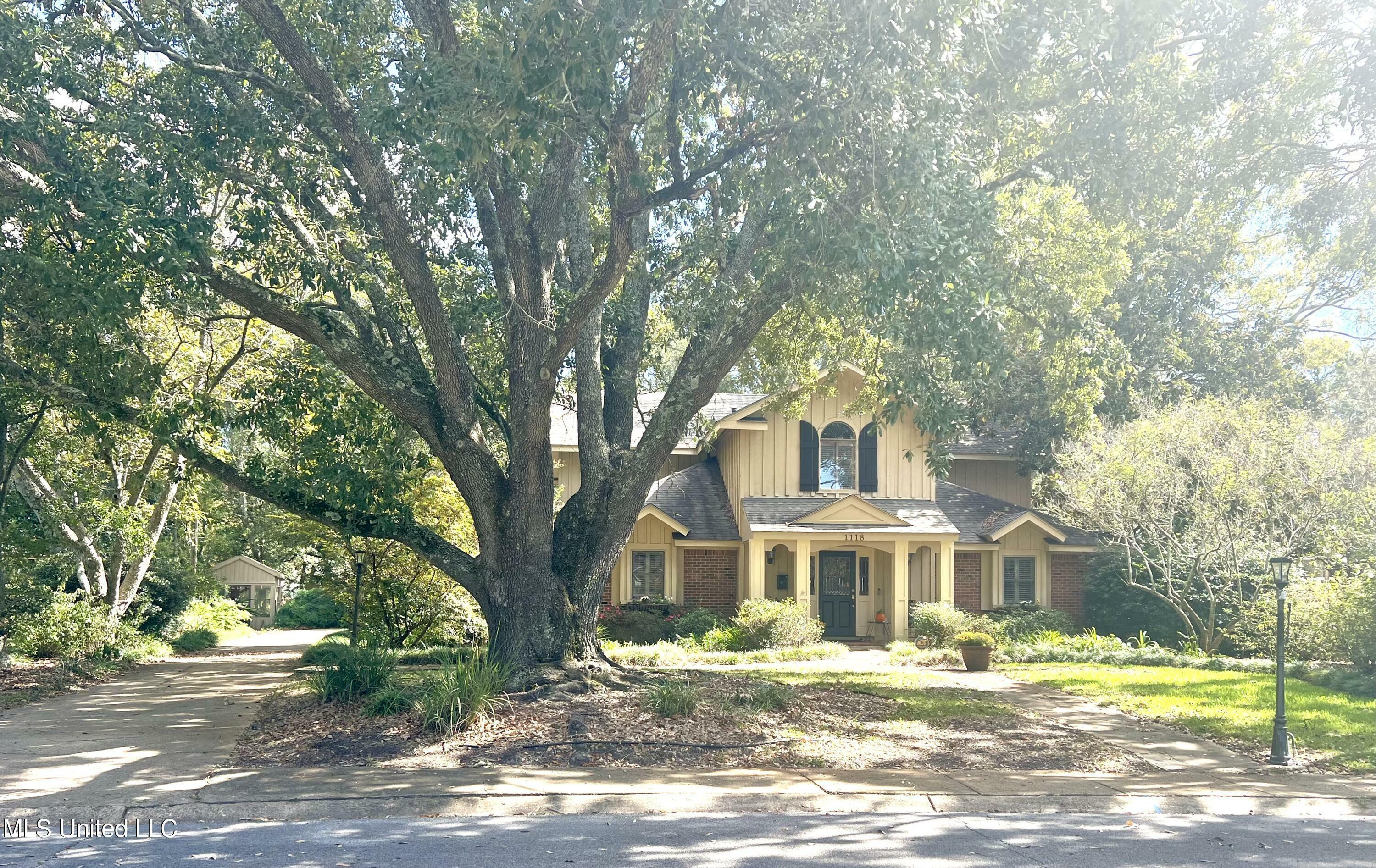 Property Photo:  1118 Driftwood Street  MS 39567 