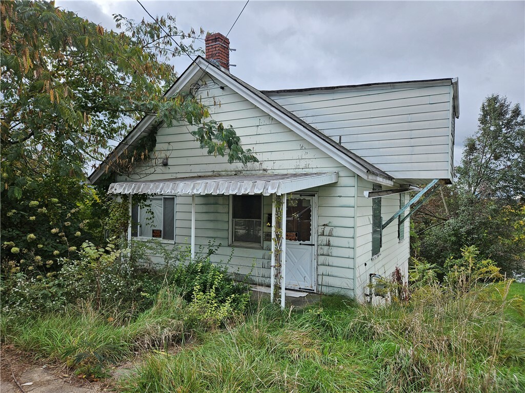 Property Photo:  806 Ridge Ave  PA 15644 