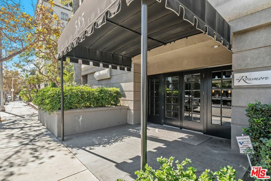 Property Photo:  585  N Rossmore Ave 409  CA 90004 