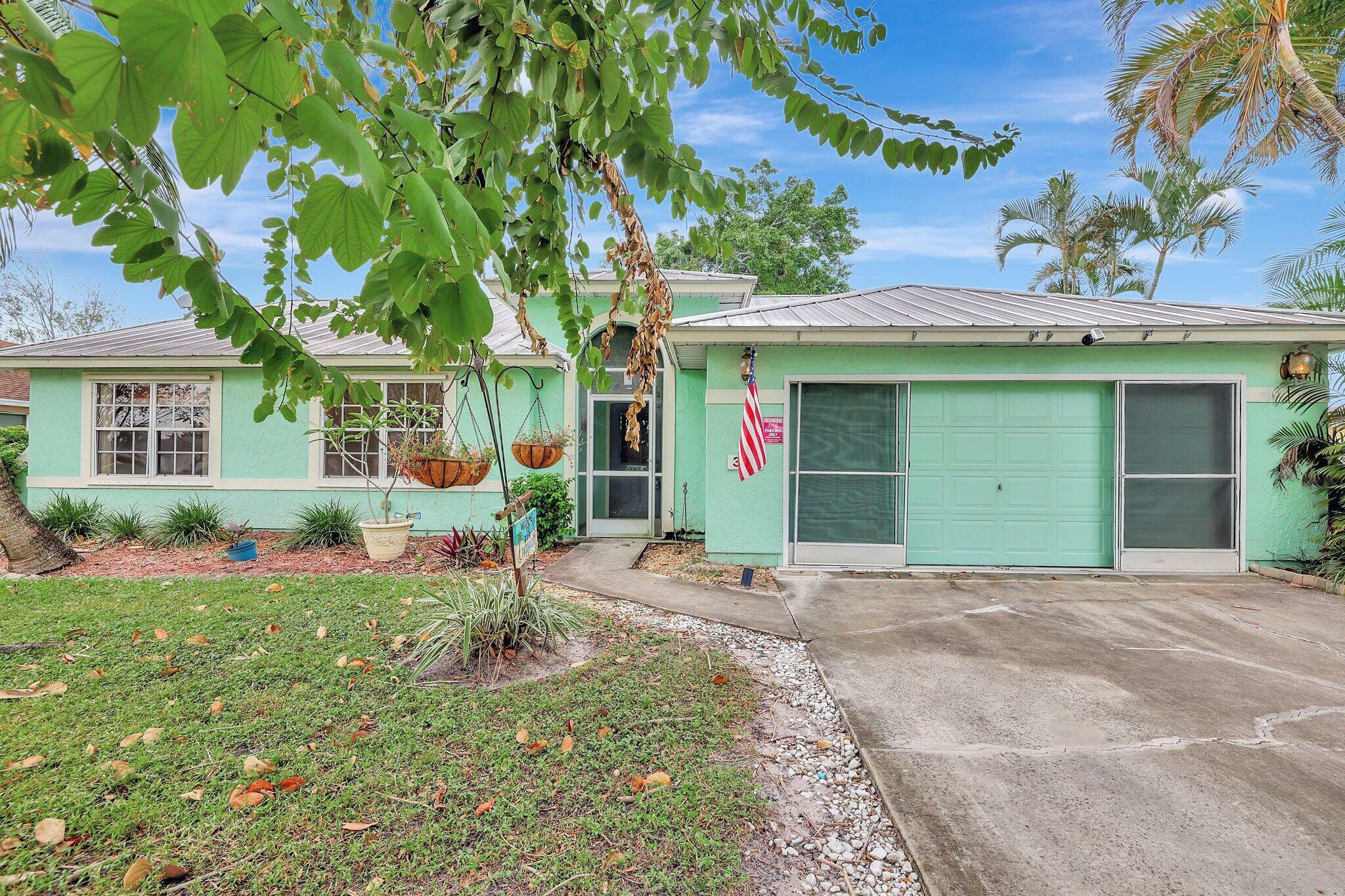 Property Photo:  307 SE Navy Avenue  FL 34984 