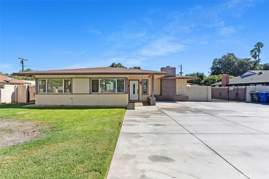 6248 Riverside Avenue  Riverside CA 92506 photo