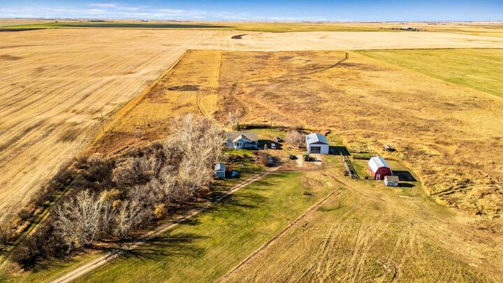 5 bed Rural Vulcan County home for sale 210044 255 Road, Rural Vulcan