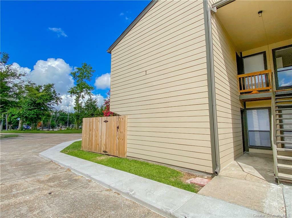 Property Photo:  1020 W McNeese Street 1A  LA 70605 