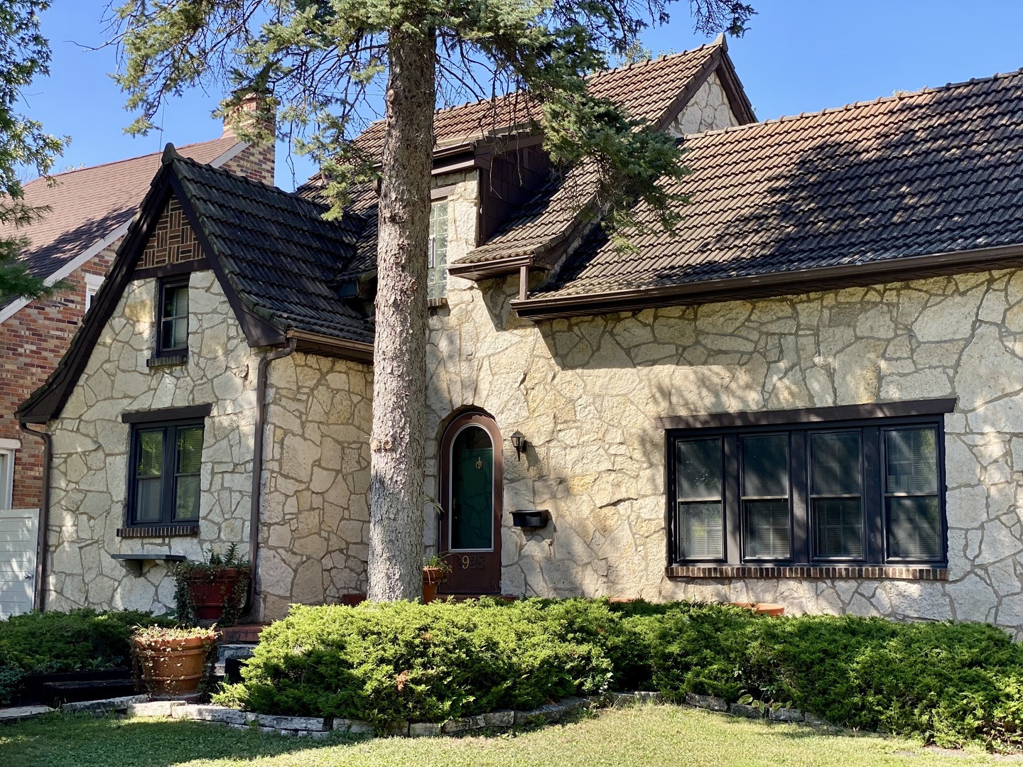 Property Photo: 1928 Kennicott Court IL 60018
