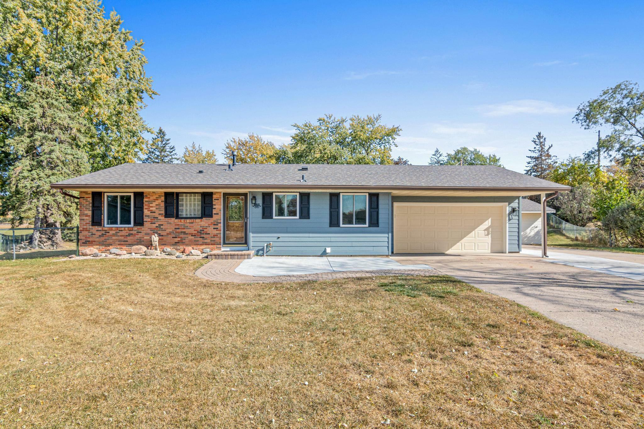 Property Photo:  985 Redwood Drive  MN 55124 