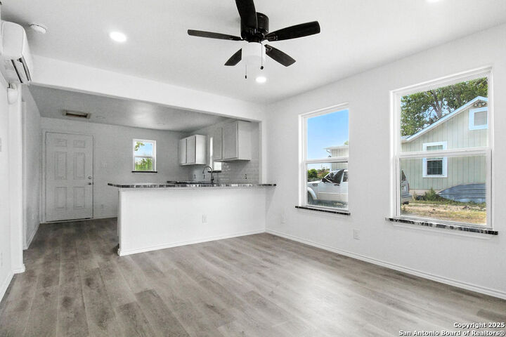 Property Photo:  725 E Pine St  TX 78155 