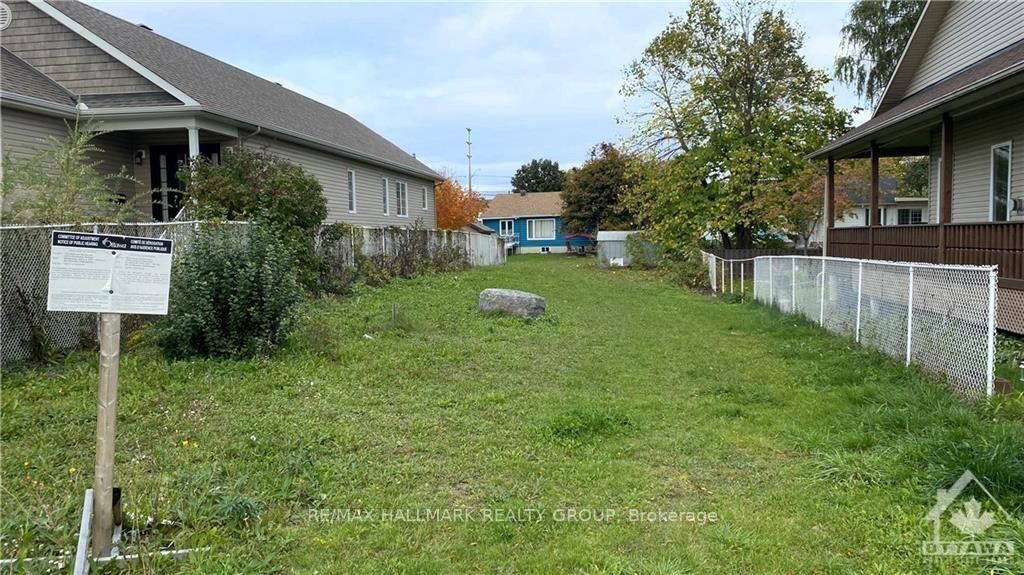 Property Photo: 1673 Kindersley Avenue ON K1C 4V4