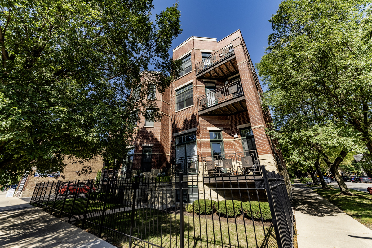 Property Photo:  2736 W Montrose Avenue 2E  IL 60618 